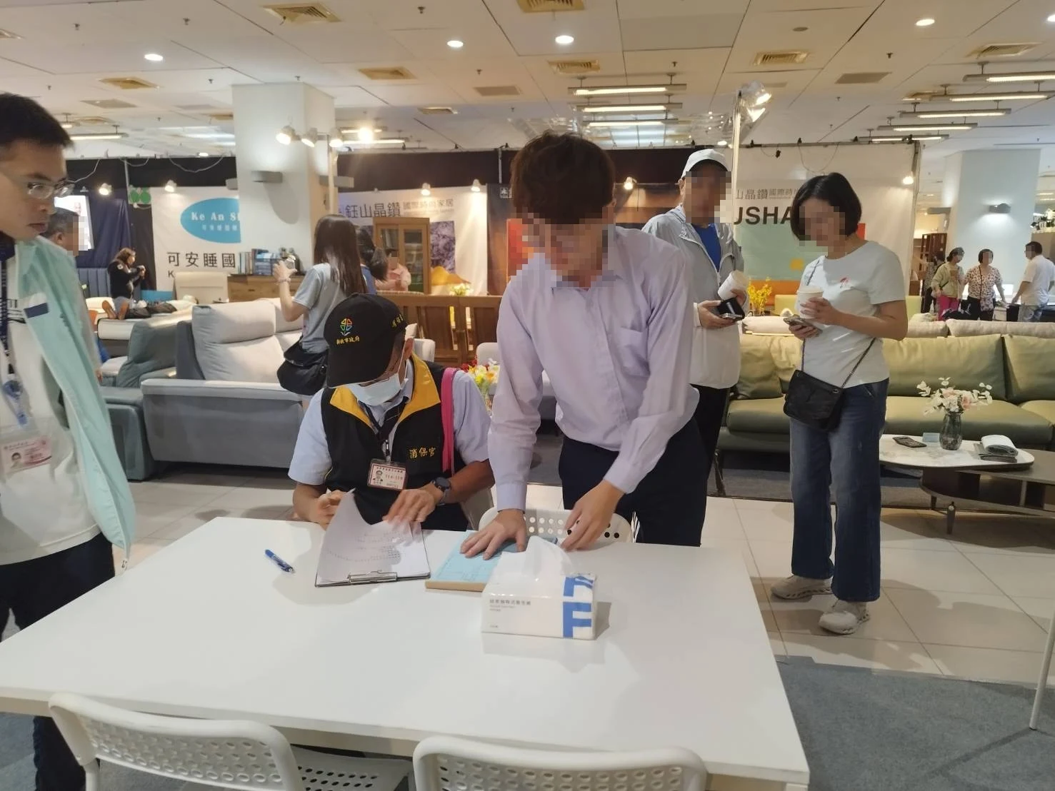 新北市政府消保官在家具展現場與業者核對資料的紀錄照片