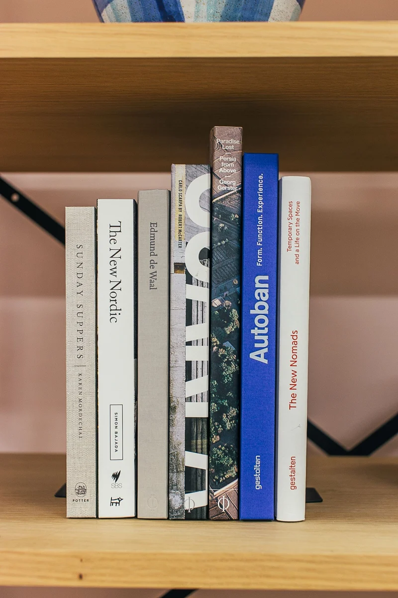 不同高度與厚度的書本單排放在木層板上